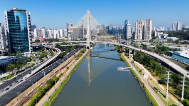 Sao Paulo Brezilya 'daki Kablo Köprüsü. Karşıdan karşıya geçen arabalarla süspansiyon köprüsünün kuşbakışı görüntüsü. Metropolitan Manzara Gökdelenleri. Güzel. Metropolitan Şehir. Şehir merkezi Sao Paulo.