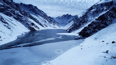 And Dağları 'ndaki Del Inca Andean Gölü Valparaiso Şili. Kış manzarasında, donmuş dağın üzerinden kayak kaldırışı. Doğada Yolculuk Kaygıları Karla Kaplanmış Orman Ağaçları.