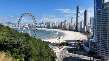 Balnear io Camboriu Skyline Balnear io Camboriu Santa Catarina Brezilya 'da. Şehirdeki hareketli bir lunaparktaki uzun dönme dolap. Şehir merkezindeki iş dünyası. İş Geçmişi Ünlüdür.