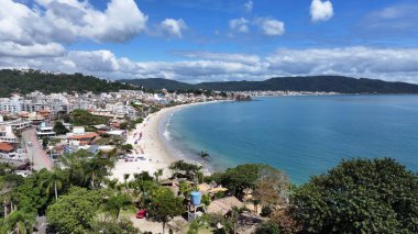 Bombinhas Santa Catarina Brezilya 'daki Bombinhas Skyline' da. Yaz tatilinde harika bir sahil manzarası olan kuş bakışı. Sahil Gökyüzü Sahil Kıyısı Yaz Zamanı. Seaside Beach Panoramik. Bombinhas Santa Catarina.