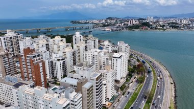 Florianopolis Santa Catarina Brezilya 'daki Zaman Geçidi Şehri. Çağdaş binalarla dolu şehir merkezinin havadan görünüşü. İş Bulutları Gökyüzü Şehir Merkezi. Arkaplan Ünlü.