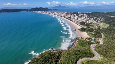 Bombinhas Santa Catarina Brezilya 'daki Mariscal Plajı. Bereketli bir tropikal sahil manzarasının nefes kesici görüntüsü. Kıyı Bulutları Gökyüzü Sahil Denizi. Deniz kenarındaki panoramik. Bombinhas Santa Catarina.