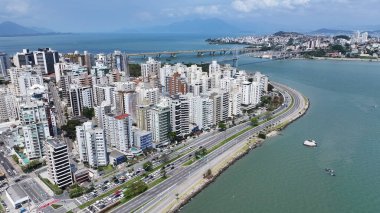 Florianopolis 'teki Florianopolis Skyline, Santa Catarina Brezilya. Şehir Skyline Modern ve Geleneksel Mimariyi Gösteriyor. İş Bulutları Gökyüzü Şehir Merkezi. Geniş İş Döndürme.