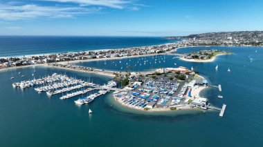 Mission Bay In San Diego California United States. Kristal berrak sularla sersemletici sahilin havadan görünüşü. Ada Hayatı Manzarası Huzurlu Güzel. Huzurlu. San Diego California.