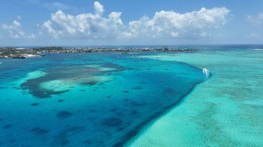 San Andres Providencia 'daki Akvaryum Körfezi Santa Catalina Kolombiya. Yaz tatilinde harika bir sahil manzarası olan kuş bakışı. Sahil Bulutları Yaz mevsimi. Sahil Kapısı Kapsama Alanı Geniş.