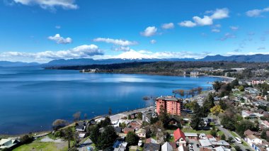 Villarrica Los Rios Şili 'deki volkanik plaj. Yükselen Binalar ve Şehir Yaşamını Gösteren Trafik Gösterileri. Cennet Peyzajı Gezgin Şehveti. Cennet Sahili. Villarrica Los Rios.