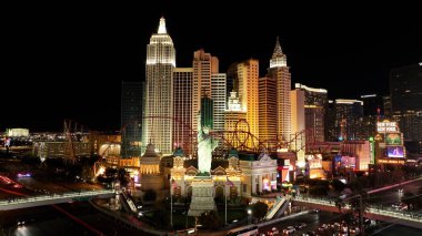New York, Las Vegas Nevada Birleşik Devletleri. Las Vegas 'ta Yükseliş Binaları ve Trafiğin Havadan Görünümü. İnşaat Skyline Birds Manzarası Güzel. Kuşlar Üstgeçitten Gece Görünümü.