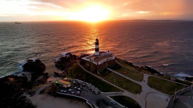 Salvador Bahia Brezilya 'da Sunset Deniz Feneri. Bir sahil şehrindeki tarihi deniz fenerinin ikonik yapısı. Sunset Coast Sky Bulutları Şehir Denizi. Uluslararası Panorama Peyzajı. Salvador Bahia.