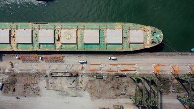 Santos Brezilya 'daki konteynır gemisi. Limanın yakınındaki Yük Gemisi 'nin nefes kesici görüntüsü. Endüstriyel Peyzaj Ticari Binası Güzel. Endüstriyel kasaba. Deniz Santos.