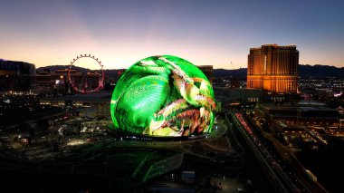 Las Vegas 'ta Günbatımı Las Vegas Küresi Nevada Birleşik Devletleri. Las Vegas 'ın merkezindeki modern binaların havadan görünüşü. Metropolitan Şirketi Binası Canlı Bina.