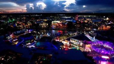 Orlando Florida 'da Sunset Skyline. Çeşitli çekicilikleri olan lunapark ve ziyaretçiler eğleniyor. İnşaat endüstrisi Skyline High Rise Building Awesome. Gün batımı. Orlando Florida.