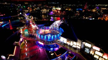 Orlando Florida 'daki Gece Eğlencesi Parkı. İnsanların gezintilerde eğlendiği lunapark. Şehir merkezindeki Gece Yolu. Gece Panoraması. Dünyanın şehirleri. Orlando Florida.