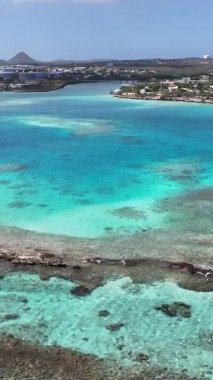 Hollanda Karayipler 'deki Oranjestad' daki Old Pier Aruba. Karayip Sahili. Mavi Deniz Arkaplanı. Hollanda Karayipler 'deki Oranjestad Aruba. Turizm arazisi. Doğa Deniz Burnu.