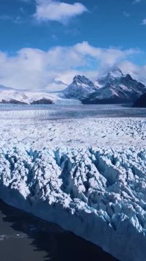 Los Glaciares Ulusal Parkı, El Calafate, Patagonya Arjantin. Patagonya 'daki buz dağının çarpıcı manzarası. Perito Moreno Buzulu. Patagonya manzarası. El Calafate Arjantin 'in seyahat yeri.