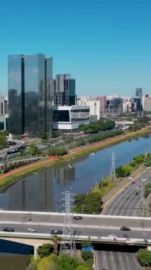 Sao Paulo Brezilya şehir merkezi. Şehir antenleri. - Şehir manzarası işte. Şehir simgesi. Ünlü otoyol ve iş binalarının panoramik manzarası.