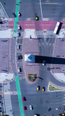 Obelisk Anıtı Buenos Aires Arjantin. Arjantin 'in şehir merkezindeki turizm manzarası. Turizm simgesi. Şehir merkezinin dışında. Buenos Aires 'in şehir manzarası.