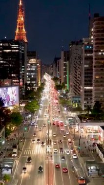 Sao Paulo Brezilya. Sao Paulo Brezilya şehir merkezindeki Paulista Bulvarı 'nda gece manzarası. Ulaşım manzarası. Şirket ofisleri binaları. Sao Paulo Brezilya 'daki Paulista Bulvarı.