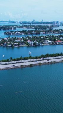 Miami Florida Birleşik Devletleri şehir manzarası. Çarpıcı binaların ve tarihi bulvardaki trafiğin havadan manzarası. Miami Florida. Miami Birleşik Devletleri. Seyahat yerleri. Tatiller.