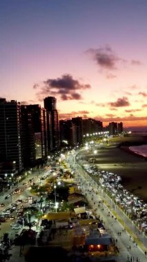 Ceara Brezilya 'nın Fortaleza eyaletinde gün batımı. Fortaleza Ceara şehrinde renkli günbatımı gökyüzü. Brezilya Kuzeydoğu.