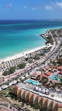 Oranjestad Aruba 'daki Eagle Beach' te yüksek katlı oteller. Plaj manzarası. Karayip Cenneti. Oranjestad Aruba 'daki Eagle Beach. Deniz Burnu Açık Hava. Doğa Turizmi.