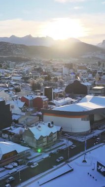 Ushuaia Skyline Tierra Del Fuego Arjantin Ushuaia 'da. Şehir merkezindeki şehir manzarası. Turizm Tarihi Yer. Kar Kaplama Manzarası. Ushuaia Skyline Tierra Del Fuego Arjantin Ushuaia 'da.
