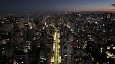 Brezilya 'daki Sao Paulo' da Gece Sao Paulo Skyline. Highrise Binaları Peyzajı. Şehir merkezindeki şehir manzarası. Gece Şehri. Sao Paulo Skyline Sao Paulo, Brezilya 'da. İş Seyahati.