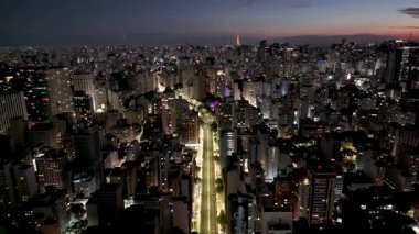 Brezilya 'da Sao Paulo' da günbatımı Sao Paulo Skyline. Highrise Binaları Peyzajı. Şehir merkezindeki şehir manzarası. Günbatımı Şehri. Sao Paulo Skyline Sao Paulo, Brezilya 'da. İş Seyahati.