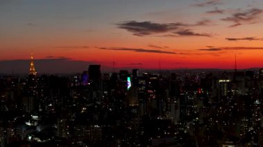 Brezilya 'da Sao Paulo' da günbatımı Sao Paulo Skyline. Highrise Binaları Peyzajı. Şehir merkezindeki şehir manzarası. Günbatımı Şehri. Sao Paulo Skyline Sao Paulo, Brezilya 'da. İş seyahati. Sao Paulo Brezilya.