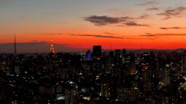 Brezilya 'da Sao Paulo' da günbatımı Sao Paulo Skyline. Highrise Binaları Peyzajı. Şehir merkezindeki şehir manzarası. Günbatımı Şehri. Sao Paulo Skyline Sao Paulo, Brezilya 'da. İş Seyahati.