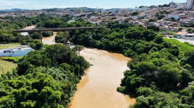 Sao Jose do Rio Pardo 'nun Pardo Nehri Sao Paulo Brezilya' da. Şehir merkezindeki şehir manzarası. Kırsal Şehir. Ortaçağ Kilisesi. Sao Jose Do Rio Pardo In Sao Paulo Brazil. Güzel Skyline.