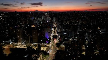 Brezilya 'da Sao Paulo' da günbatımı Sao Paulo Skyline. Sunset City Peyzajı. Şehir merkezinde. Highrise Binaları. Sao Paulo Skyline Sao Paulo, Brezilya 'da. Turizm Sembolü.