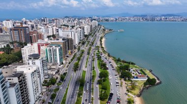 Florianopolis 'teki Florianopolis Skyline, Santa Catarina Brezilya. Şehir merkezinin modern binalarla dolup taşması. Metropolitan Skyline Binaları Güzel. Bina Mimarlığı Şirketi.