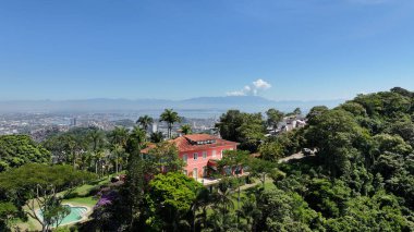 Rio de Janeiro Brezilya 'da bir köşk. Banliyödeki bir mahalleyi üst kattan ele geçirmek. Endüstriyel Peyzaj Ticari Binası Güzel. Endüstriyel kasaba. Rio de Janeiro Brezilya.