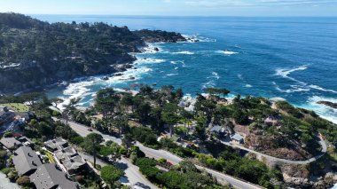 Amerika Birleşik Devletleri 'nin Kaliforniya Otoyolu' ndaki sahil erozyonu. Büyüleyici Tropikal Sahne Sahnesi Yukarıdan Görünüyor. Terkedilmiş Peyzaj Eğlencesi Güzelliği. Terkedilmiş Rıhtım Kıyısı.