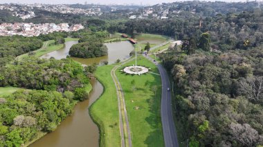 Curitiba Parana Brezilya 'daki Tingui Parkı. Ünlü Botanik Bahçesi şehri geziyor. Metropolitan Peyzaj Ticari Binası Çarpıcı. Metropolitan Atılgan Kasabası. Curitiba Parana.