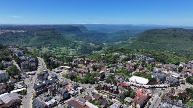 Gramado Rio Grande Do Sul Brazil 'de Gramado Skyline. Çağdaş binalarla dolu şehir merkezinin havadan görünüşü. Şehir Gökyüzü Arkaplanı Kentsel. Şehrin yukarısında. Gramado Rio Grande do Sul.