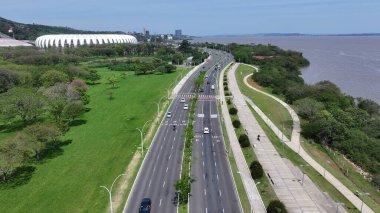 Porto Alegre 'deki Guaiba Sınırı Rio Grande Do Sul Brezilya. Yukarıdan manzaralı tropikal bir nehir manzarası olan ağaçlar. Şehir merkezindeki İş Gökyüzü Arkaplanı. Şehir Merkezi Panoramik Şirketi.
