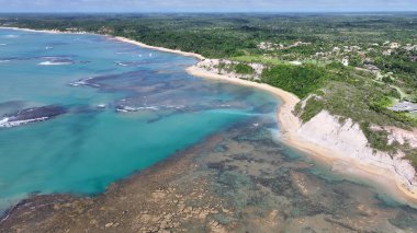 Trancoso Bahia Brezilya 'daki Mirror Beach. Turkuaz Okyanus Dalgaları Tropik Sahile Yavaşça Çarpıyor. Kıyı Bulutları Gökyüzü Sahil Denizi. Deniz kenarındaki panoramik. Trancoso Bahia.