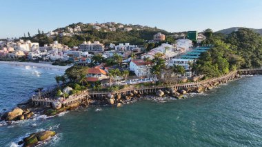 Bombinhas Santa Catarina Brezilya 'daki Bombinhas Plajı. Büyüleyici Tropikal Sahne Sahnesi Yukarıdan Görünüyor. Günbatımı Cennet Adası Skyline Heaven Vibrant. Cennet Adası Deniz Cenneti.