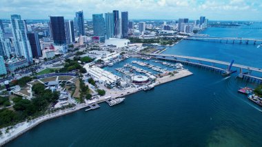 Miami Florida 'daki Manzaralı Binalar. Yükselen binaları ve trafiği olan hareketli bir şehrin havadan görünüşü. Şehir merkezinde Gökyüzü Bulutları. Şehir merkezinin dışında. Ünlü. Miami Florida.