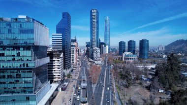 Santiago Skyline Şili 'de. Yükselen Binalar ve Şehir Yaşamını Gösteren Trafik Gösterileri. Metropolitan Peyzaj Ticari Binası Çarpıcı. Metropolitan Atılgan Kasabası.