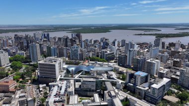 Porto Alegre Skyline In Porto Alegre Rio Grande Do Sul Brazil. Yükselen binaları ve trafiği olan hareketli bir şehrin havadan görünüşü. Şehir merkezindeki iş dünyası. İş Geçmişi Ünlüdür.