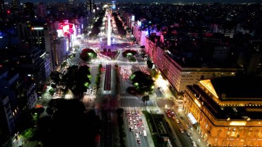 Buenos Aires Arjantin 'deki Obelisk Anıtı. İnanılmaz Skysraper 'lar ve caddedeki trafik yukarıdan izleniyor. Şehir merkezindeki Gece Yükseltilmiş Yol. Şehrin yukarısında bir gece. Buenos Aires Arjantin.