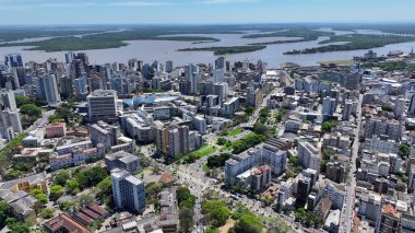 Porto Alegre Skyline In Porto Alegre Rio Grande Do Sul Brazil. Yükselen binaları ve trafiği olan hareketli bir şehrin havadan görünüşü. Altyapı Skyline Panoramik Şehir Görünümü Muhteşem.