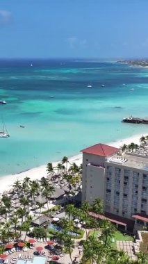 Oranjestad Aruba 'daki Palm Beach' teki High Rise Otelleri. Plaj manzarası. Karayip Cenneti. Oranjestad Aruba 'daki Palm Beach. Deniz Burnu Açık Hava. Doğa Turizmi.