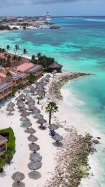 Hollanda 'nın Karayipler kenti Aruba' daki Oranjestad sahilindeki tatil köyünde. Karayip Sahili. Mavi Deniz Arkaplanı. Hollanda Karayipler 'deki Oranjestad Aruba. Turizm arazisi. Doğa Deniz Burnu.