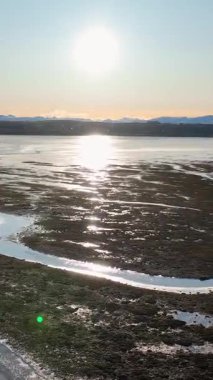 Arjantin Gölü, El Calafate, Patagonya Arjantin. Karlı Dağlar. Doğa manzarası. Patagonya Arjantin. Su Arkaplanı. Arjantin Gölü El Calafate, Patagonya Arjantin.