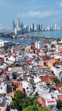 Cartagena De India Skyline, Bolivar Kolombiya 'daki Cartagena De India' da. Karayip şehri manzarası. Şehir merkezi arka planı. Cartagena De India, Bolivar Kolombiya 'da. Turizm arazisi. Duvarlı Şehir Simgesi.