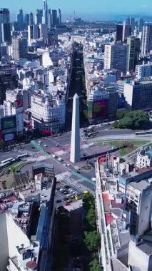 Buenos Aires Arjantin 'de Buenos Aires Skyline. Şehir merkezi manzarası. Çarpıcı şehir manzarası. Dikilitaş Anıtı. Buenos Aires Arjantin 'de Buenos Aires Skyline. Yüksek Binalar Manzarası.