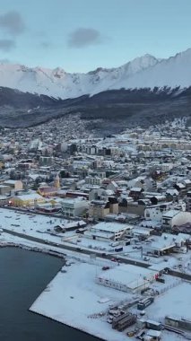 Tierra Del Fuego Arjantin 'deki Ushuaia' da kar kaplı şehir. Kar Tepeli Dağ. Turizm Tarihi Yer. Doğa manzarası. Tierra Del Fuego Arjantin 'de Ushuaia' da Karlı Şehir.